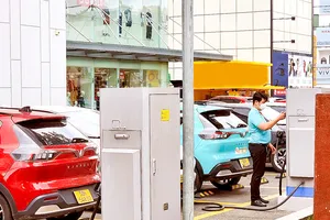 Tài xế xe dịch vụ sử dụng trạm sạc tại phường An Nhơn, TPHCM. Ảnh: ĐỨC TRUNG
