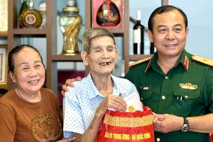 Thiếu tướng Vũ Văn Điền, Ủy viên Ban Thường vụ Thành ủy, Tư lệnh Bộ Tư lệnh TPHCM thăm, tặng quà gia đình ông Nguyễn Xuân Viên, cựu tù chính trị Côn Đảo