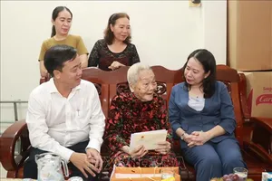 Phó Chủ tịch nước Võ Thị Ánh Xuân thăm Mẹ Việt Nam anh hùng Lê Thị Chi. Ảnh: TTXVN