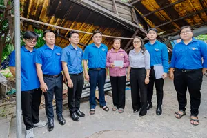 Đoàn công tác của UBMTTQ Việt Nam TPHCM đến thăm và tặng 5 triệu đồng cho hộ gia đình bà Vũ Thị Vân (khu phố Vạn Hạnh) bị ảnh hưởng bởi dông lốc. Ảnh: MỸ LƯƠNG
