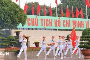 Đội tiêu binh hành tiến vào Quảng trường Ba Đình trên nền quân nhạc, tại Lễ thượng cờ Tổ quốc, sáng 16-8. Ảnh: TTXVN