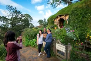 Du khách tham quan một địa điểm quay trong loạt phim The Lord of the Rings. Ảnh: TOURISM NEW ZEALAND