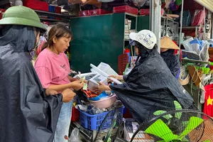 Trước giờ bão số 5 đổ bộ, "cháy hàng" đèn tích điện, bao nilon đựng nước 