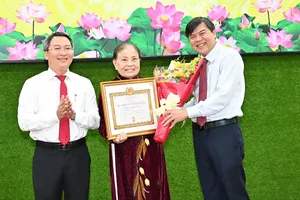 Đồng chí Tăng Hữu Phong và đồng chí Nguyễn Tấn Phát trao Huy hiệu 65 năm tuổi Đảng đến đảng viên phường Sài Gòn. Ảnh: VIỆT DŨNG