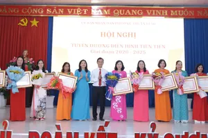 Lãnh đạo phường Thuận Giao tuyên dương các điển hình tiên tiến