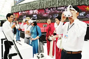 Ứng dụng công nghệ trong trưng bày tại gian hàng TPHCM thu hút khách tham quan. Ảnh: THU HÀ