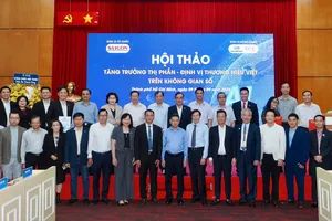 Ban Tổ chức cùng các đại biểu dự hội thảo sáng 9-9. Ảnh: HOÀNG HÙNG