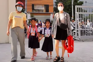 Phụ huynh đưa con đến trường. Ảnh: HOÀNG HÙNG