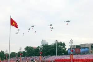Đông đảo người dân theo dõi lễ diễu binh, diễu hành kỷ niệm 80 năm Quốc khánh 2-9. Ảnh: VIẾT CHUNG