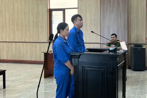 Bị cáo Lê Công Giang và Trần Thị Thúy Kiều tại phiên toà. Ảnh: TRÚC GIANG