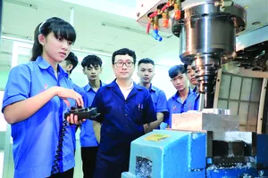 Thầy và trò Trường Cao đẳng Kỹ thuật Lý Tự Trọng (TPHCM) trong giờ thực hành trên máy CNC 