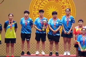 Các tay vợt nữ TPHCM trên bục nhận HCV nội dung đồng đội. Ảnh: Phương Minh