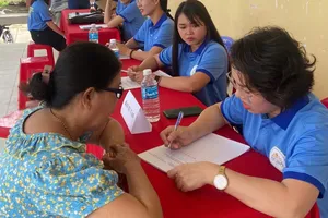 Các luật sư của Đoàn Luật sư TPHCM tư vấn pháp luật miễn phí cho người dân tại xã Long Thới, huyện Chợ Lách, tỉnh Bến Tre (trước đây)