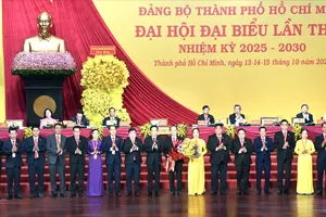 Bí thư Thành ủy TPHCM Trần Lưu Quang tặng hoa chúc mừng Ủy ban Kiểm tra Thành ủy TPHCM nhiệm kỳ 2025-2030. Ảnh: VIỆT DŨNG