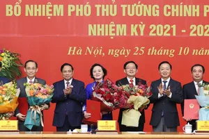 Thủ tướng Chính phủ trao quyết định và tặng hoa cho các tân Phó Thủ tướng và Bộ trưởng