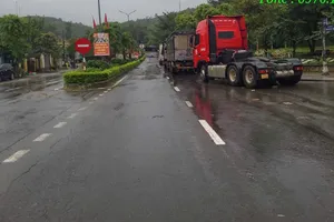 Các xe bị mắc kẹt ở cầu Đăk Zôn đã di chuyển an toàn ra xã Khâm Đức, TP Đà Nẵng