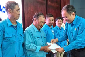 Đại diện lãnh đạo Liên đoàn Lao động TPHCM trao quà cho các đoàn viên nghiệp đoàn xe ôm của Tổ công tác quản lý địa bàn số 7