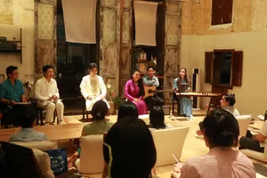 Một đêm nhạc do Hội Ca cầm tổ chức tại một quán cà phê ở tầng 3, chung cư 26 đường Lý Tự Trọng (phường Sài Gòn, TPHCM)