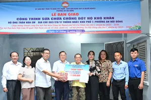 Đại diện cấp ủy, chính quyền địa phương tham quan ngôi nhà mới của hộ gia đình ông Trần Văn Em