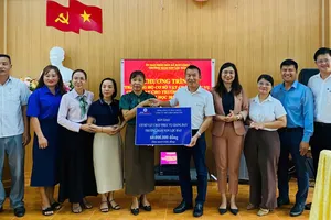 Tặng thiết bị giảng dạy, nhà tình thương