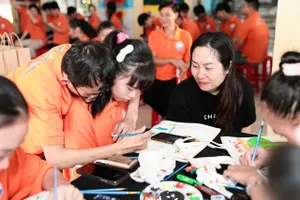 Mang quà tặng và niềm vui đến với trẻ mồ côi, người khuyết tật tại TPHCM