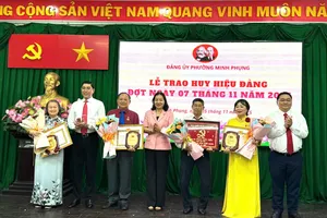 Đồng chí Trương Thị Bích Hạnh, Ủy viên Ban Thường vụ Thành ủy, Phó Chủ tịch Thường trực Ủy ban MTTQ Việt Nam TPHCM, tham dự buổi lễ tại phường Minh Phụng