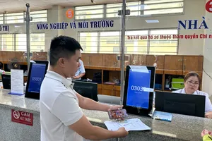 Người dân đến làm thủ tục về nhà đất tại Trung tâm Phục vụ hành chính phường Gò Vấp, TPHCM. Ảnh: THANH HIỀN