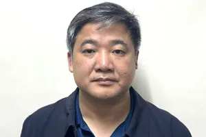 Khởi tố 17 bị can trong vụ mua bán giấy kiểm nghiệm sầu riêng