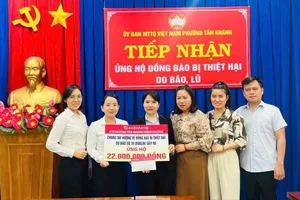 Tiếp tục ủng hộ bà con bị ảnh hưởng do bão lũ 