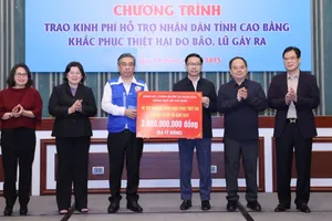 Đồng chí Nguyễn Phước Lộc, Phó Bí thư Thành ủy, Chủ tịch Ủy ban MTTQ Việt Nam TPHCM, trao hỗ trợ nhân dân tỉnh Cao Bằng khắc phục thiệt hại do bão lũ. Ảnh: QUANG PHÚC