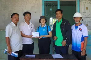 Trao quà Báo SGGP hỗ trợ vợ chồng Trương Văn Khanh (trú 17/95 kiệt 7 đường Ưng Bình, phường Vỹ Dạ) bị thiệt hại nặng nề vì mưa lũ