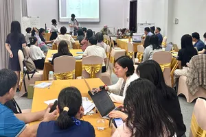 Làm sách chữ nổi Braille cho trẻ khiếm thị