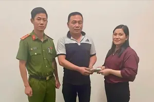 Chị Loan trao trả 150 triệu đồng cho người đánh mất trước sự chứng kiến của công an