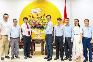 Đồng chí Bùi Thanh Nhân thăm, chúc mừng Trường Đại học Tôn Đức Thắng