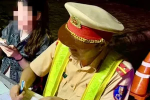 CSGT lập biên bản nữ tài xế vi phạm nồng độ cồn