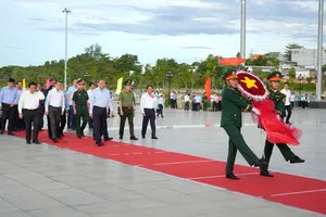 Tổng Bí thư Tô Lâm dâng hoa Tượng đài Bác Hồ ở đặc khu Phú Quốc