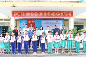 Báo SGGP phối hợp cùng Công ty Tài chính TNHH Ngân hàng Việt Nam Thịnh Vượng SMBC (FE CREDIT) và chính quyền địa phương trao quà hỗ trợ cho học sinh vùng “rốn lũ” xã Thượng Đức. Ảnh: NGUYỄN CƯỜNG