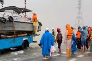 Cảnh sát giao thông Đồng Nai hỗ trợ người dân vùng ngập lụt Đắk Lắk đến nơi an toàn