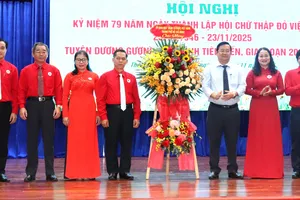 Phó Chủ tịch Ủy ban MTTQ Việt Nam TPHCM Phan Hồng Ân tặng hoa chúc mừng Hội Chữ thập đỏ TPHCM