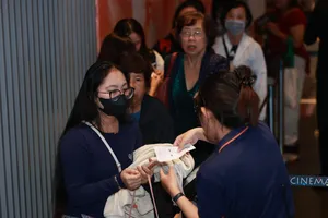 Các bạn trẻ nhận vé xem phim tại cụm rạp Galaxy Nguyễn Du.