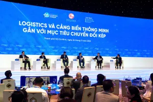 Các phiên thảo luận song song tại Diễn đàn Kinh tế mùa thu, trưa 26-11. Ảnh: HOÀNG HÙNG