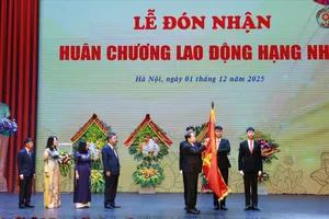 Nhà xuất bản Chính trị quốc gia Sự thật đón Huân chương Lao động hạng nhất