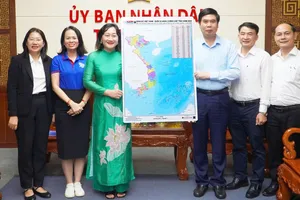 Báo SGGP trao tặng bản đồ Việt Nam tại tỉnh Gia Lai