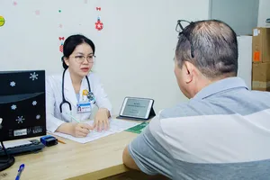 Bác sĩ Bệnh viện An Bình đang thăm khám cho người bệnh mắc sa sút trí tuệ