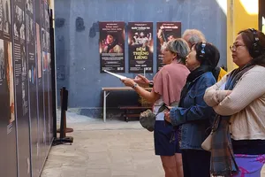 Khách du lịch quốc tế tham quan di tích nhà tù Hỏa Lò tại Hà Nội