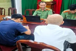 Công an tỉnh Đồng Nai làm việc với D.M.T. (áo tối màu bên trái) về bình luận nội dung sai sự thật việc sáp nhập các đơn vị hành chính. Ảnh: CACC