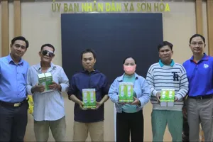 Người dân xã Sơn Hòa nhận bóng đèn chiếu sáng