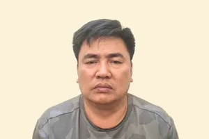 Tạm giữ hình sự người đàn ông đẩy cảnh sát giao thông vào đầu xe tải 