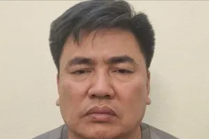 Tạm giữ hình sự người đàn ông đẩy cảnh sát giao thông vào đầu xe tải 