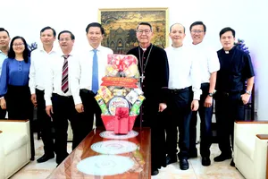 Lãnh đạo TPHCM thăm, chúc mừng Giám mục chính tòa Giáo phận Mỹ Tho